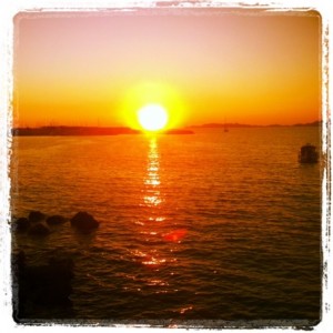 Coucher de soleil sur l’une des plus célèbres plages de Marseille - la Pointe Rouge.