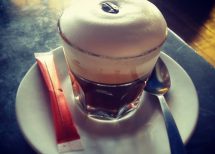 café crème au bar la caravelle vieux port marseille